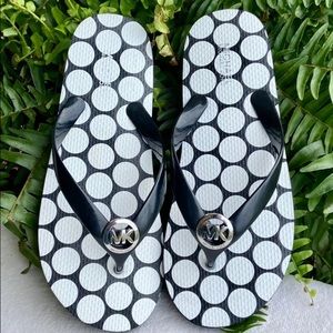 MICHEAL KORS FLIP FLOPS SIZE 6